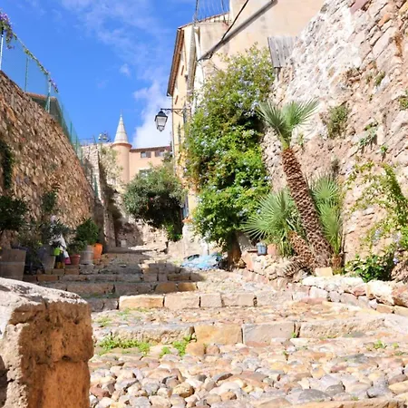 Refait A Neuf Dans La Cite Medievale